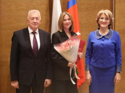 Алина Родионова - художественный руководитель Дома культуры Камышинского района приняла награду и букет в Волгограде