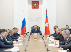 Андрей Бочаров отправил чиновников, в том числе камышинских, на круглосуточное дежурство в праздники