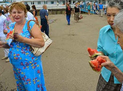 Хватит ли на Арбузном фестивале в Камышине туалетов для массового пиршества, во время которого будет съедено 10 тонн полосатой ягоды?