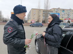 В Камышине женщины за рулем слегка замирали, когда их «тормозили» сотрудники ГАИ, но тут же светились улыбками: полицейские были с цветами!