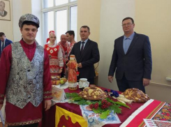 Чиновники администрации Камышинского муниципального района примерили на себя роль «зазывал» на выставке выпечки в Волгограде