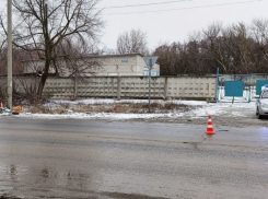 На автодороге между Камышином и Петровым Валом 31-летний водитель на «Ладе Веста» врубился в железнодорожную опору