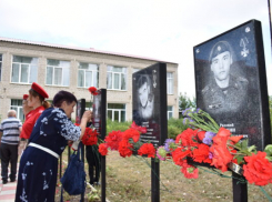 В селе Лебяжьем Камышинского района мемориальная галерея, где увековечены имена выпускников школы — участников СВО, пополнилась двумя табличками