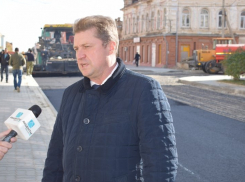 Глава Камышина Станислав Зинченко появился перед камерами подконтрольного ТВ на фоне нового асфальтового слоя на реконструируемой улице Октябрьской и рассказал о трудностях