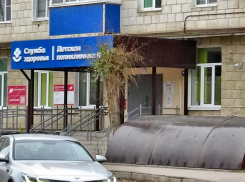 Детскую поликлинику в Камышине обновили, но надо посадить нормальные деревья, а не «метелки» у входа, - камышанка