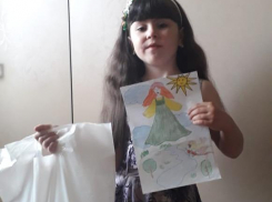 Нарядная Дарина Гаврилова стала самой юной победительницей конкурса  детских рисунков, проведенного порталом «Блокнот Камышина»