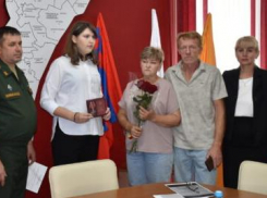 Родственникам погибших героев передали государственные награды в администрации Камышинского района