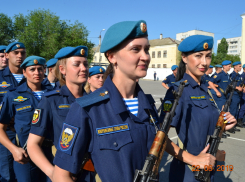 Неслабый пол: в Камышинской ОДШБР наравне с мужчинами несут службу девушки