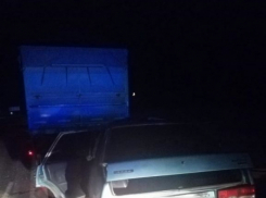 На дороге между Камышином и Ольховкой водитель легковушки въехал в КАМАЗ и отправился к хирургом вместе с 16-летней девочкой