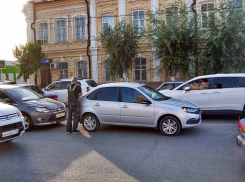Таксистам в Волгоградской области пригрозили простоем в случае проволочек с регистрацией 
