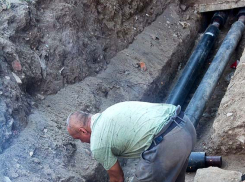 В Камышине жители второго участка каждый день, как на экскурсию, приходят к коммунальным котлованам 