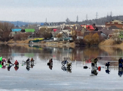 На Камышинке среди рыбаков появились «моторизованные» персонажи (ВИДЕО)