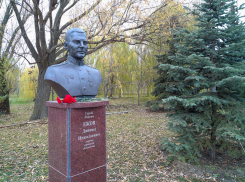 Простые камышане принесли живые цветы к бюсту Героя России Даниила Ежова в Камышине