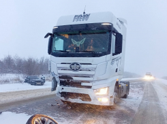 Под селом Белогорки в Камышинском районе иномарка влетела в фуру на заснеженной трассе