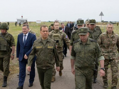 Поддержка военнослужащих, развитие городских пространств: Дмитрий Медведев провел рабочую поездку в Волгоградскую область