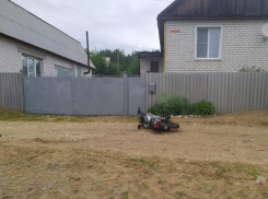 В Котово байкер навеселе врубился в забор и чудом остался жив