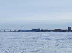 В Камышине на замерзшей реке появились ледовые гонщики под парусом