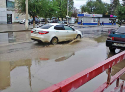 А водители несутся по лужам с фонтанами из-под колес, им плевать на людей рядом на тротуаре! - камышанка