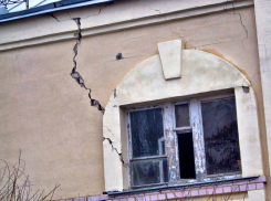 Никого в Камышине не пугает, что дом растрескивается на глазах? - камышанка