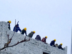 В Камышине строители приступают к 3-му этажу новой поликлиники на улице Советской