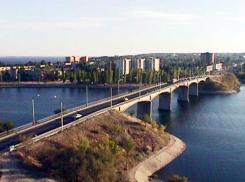 В Камышине рабочие учреждения «Благоустройство» взяли штурмом Бородинский мост