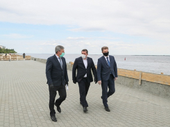 В Камышине сегодня, 20 мая, губернатор Андрей Бочаров вместе с главой Камышина Станиславом Зинченко отправился на набережную