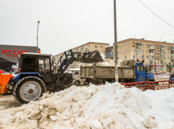  В Камышине горы снега на центральных улицах  службы благоустройства начали, наконец, грузить в грузовики