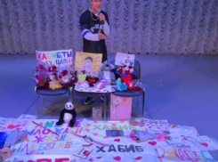 Котлеты с арбузом «на гарнир» подарили Хабибу на концерте в Камышине (ВИДЕО)