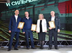 Грамотами и наручными часами наградили по случаю профессионального праздника железнодорожников станции Петров Вал в Камышинском районе