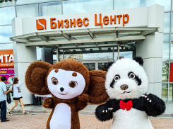 В Камышине у ТЦ в 3-м микрорайоне выпустили ростовых кукол зазывать покупателей