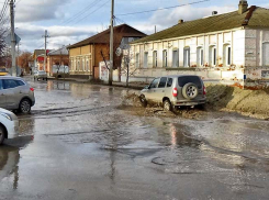 В Камышине машины и люди движутся «вплавь» по известной низине на улице Калинина в центре города