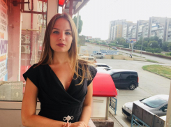 В Камышине ТИК приняла документы у первого независимого соискателя депутатского мандата - предпринимателя Анастасии Поляковой