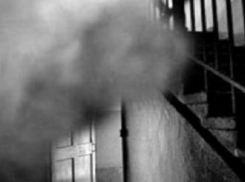 Едкий дым в подъезде после полуночи переполошил жильцов высотки на улице Ленина в Камышине