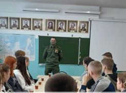 В сельскую школу пришел герой: в Камышинском районе ребята встретились с участником СВО
