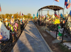 Родные погибших в СВО показали, как они на собственном энтузиазме и с помощью простых жителей Камышина создают Поклонную тропу у могил ребят-героев