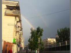 Волгоградцам после дождя явилась двойная радуга, а камышанам досталась только духота