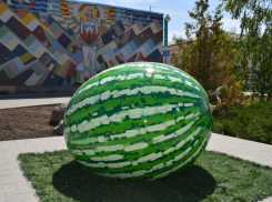 Камышинский сайт «Инфокам» запутался с авторством известного панно девушки  с арбузом и запутал горожан