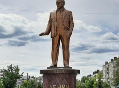 В городе Петров Вал Камышинского района так отреставрировали памятник Ильичу, что он заблестел