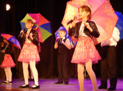 Первые лица Камышина не нашли слов для поздравлений виновницам торжества в ДК «Текстильщик»