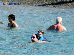 Почему три пассажирских поезда к морю, делающие остановку на станции Петров Вал в Камышинском районе, вдруг изменяют маршрут