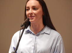 На кинофоруме «Сталинградская сирень» глава администрации Камышина Станислав Зинченко подарил актрисе Елизавете Ниловой букет и поцелуй