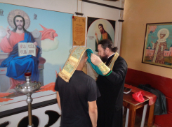 Священник Никольского собора Камышина причастил воспитанников колонии для несовершеннолетних