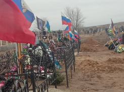 Родные погибших в СВО камышан приехали помянуть похороненных ребят и увидели, что после дождей могилы «плывут», нужно укреплять участок