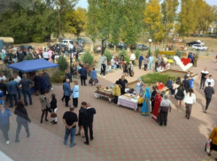 В Камышинском районе организаторы праздников только успевают подавать гостям «хлеб-соль»