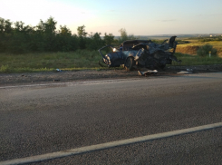 На въезде в Камышин «Фольксваген» врезался на «встречке» в фуру