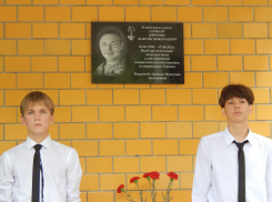 У входа в школу №19 в Камышине открыли памятную доску камышанину Максиму Ивченко, который учился здесь и героически погиб в спецоперации