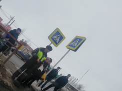 В Камышине в тяжелом состоянии увезли в больницу женщину,  переходившую дорогу на запрещающий сигнал светофора