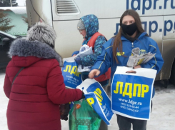 Агитавтобус Владимира Жириновского привез в Камышин подарки избирателям - кепки, книжки, чайные наборы, фирменные пакеты