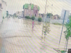 Улица Октябрьская у управления Пенсионного фонда в Камышине после ливня опять превратилась в море