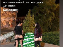 «Фигурантки» со спущенными штанами «встали в позу» у памятника Арбузу в Камышине